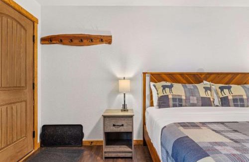 Estes Park Apartment | Cabin 19- King Studio Gorgeous views Hotel Style