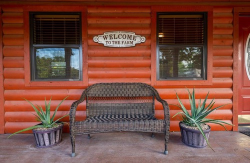 Waco Ski Chalet | Cabin 2 Rental 15 minutes from Magnolia and Baylor