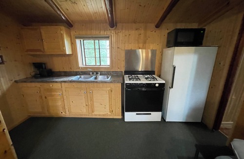 Ely Cabin | Cabin 2 "Waterfall" 2 BR, 5-6 pp, access to boats!