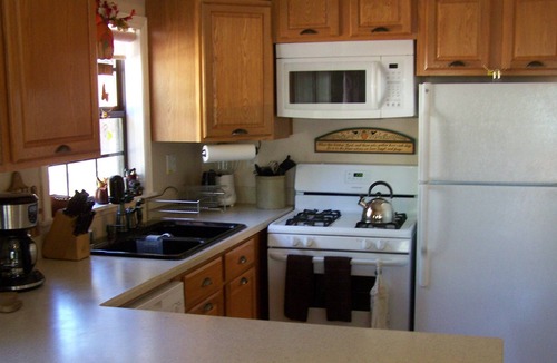 Big Bear City Cabin | CABIN-2BD,2BA SLEEPS 6.AIR COND, SPA, WI-FI, HBO/SHO/NET/ BBQ, UV AIR FILTERS