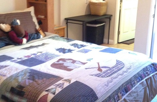 Big Bear City Cabin | CABIN-2BD,2BA SLEEPS 6.AIR COND, SPA, WI-FI, HBO/SHO/NET/ BBQ, UV AIR FILTERS