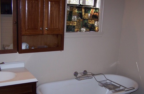 Big Bear City Cabin | CABIN-2BD,2BA SLEEPS 6.AIR COND, SPA, WI-FI, HBO/SHO/NET/ BBQ, UV AIR FILTERS