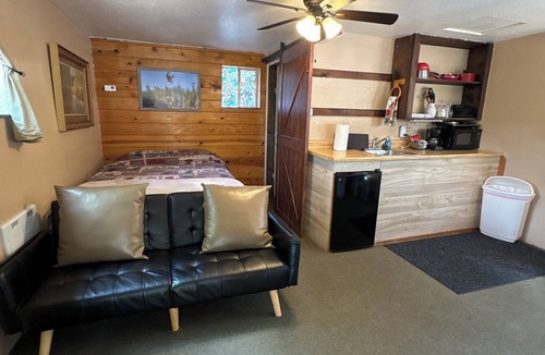 Payson Cabin | Cabin 3 – Eagle's Nest - Queen Bed, Futon, Fireplace, Kitchen, Porch Swing