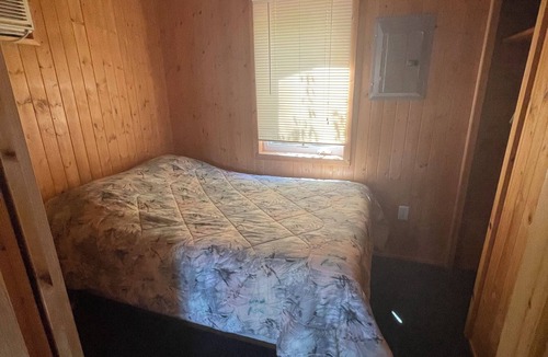 Ely Cabin | Cabin 5 "Dockside" 1 BR, 2 pp, lakefront, access to boats!