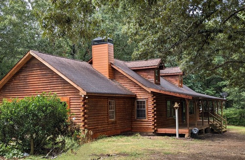Gainesville Cabin | Cabin Bliss - Just 1 Mile from Lake Lanier/5 Acre/5 BR with Hot tub