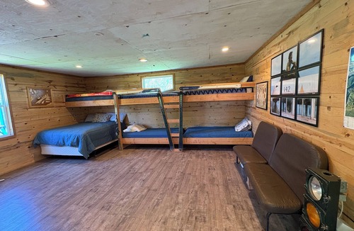Dingle House | Cabin In The Country- Dingle, ID-30 min to skiing! Bunk House that sleeps 10