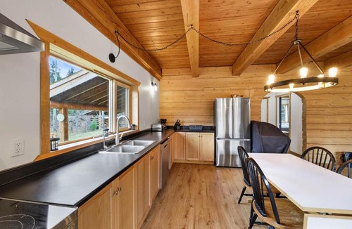 Thompson-Nicola Regional District House | Cabin on Private 8-acre Lake