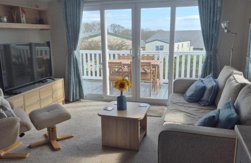 Coldingham House | Cabin Sleeps 4 with Garden and Parking