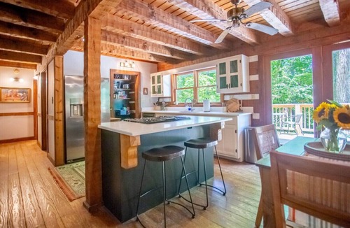 Elon House | Cabin + Studio By The River | Kayaks, Trails, Gym