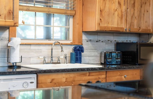 Reeds Spring Cabin | Cabin w/4 Primary Suites! Near Silver Dollar City!