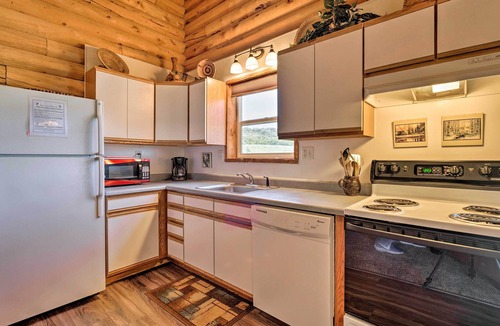 Spanish Valley Cottage | Cabin w/Fire Pit, Views & Bbq: 18 Mi to Moab!