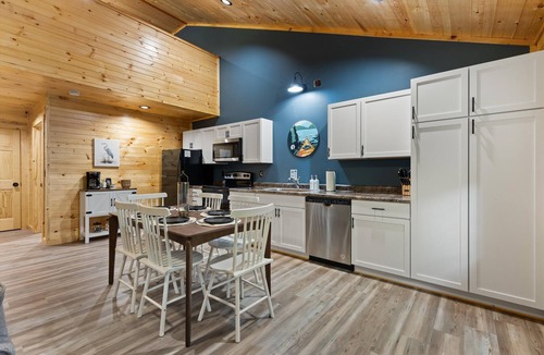 Jamestown Cabin | Cabin w/Firepit~Pickleball~Arcade Games~River Boat Ramp~20 Min Lake Cumberland