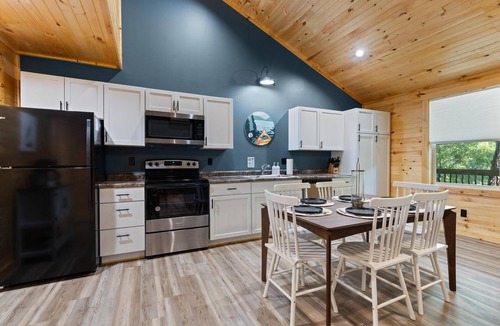 Jamestown Cabin | Cabin w/Firepit~Pickleball~Arcade Games~River Boat Ramp~20 Min Lake Cumberland