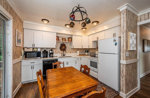 Nashville Cottage | Cabin w/Pond, Hot Tub & Pool Table | Family-Friendly Retreat 3BR, 2BA