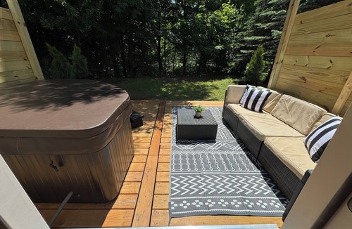 Thornton Cabin | Cabin W/Private Hot Tub~ Pet Friendly NEar Loon Mtn, Waterville & OWls NEst Rst