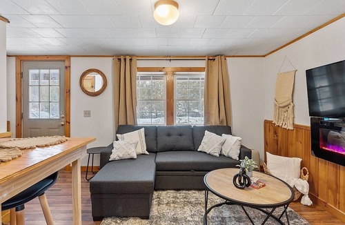Thornton Cabin | Cabin W/Private Hot Tub~ Pet Friendly NEar Loon Mtn, Waterville & OWls NEst Rst
