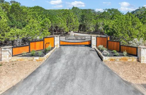 Wimberley House | Cabins at Flite Acres - Mountain Laurel