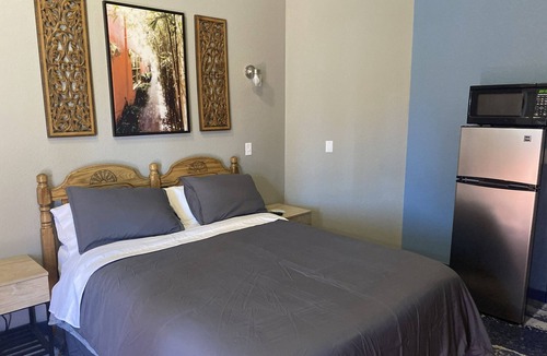Longmont Hotel | Cabins on Main Longmont