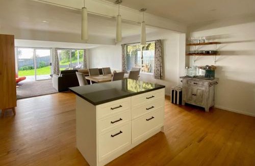 Cable Bay House | Cable Bay Moana View House