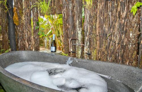 Cable Bay House | Cable Bay Retreat with Outdoor Bath Luxury