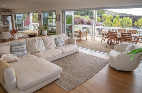 Cable Bay House | Cable Bay Retreat with Outdoor Bath Luxury