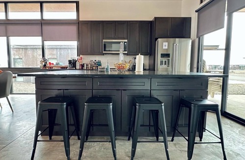 Quincy Condo | Cactus & Cabernet~Tesla Charger~Hot Tub~Waffle Bar