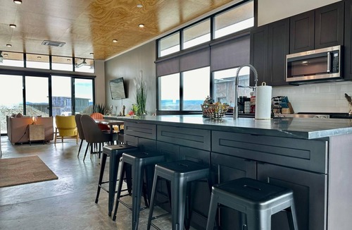 Quincy Condo | Cactus & Cabernet~Tesla Charger~Hot Tub~Waffle Bar