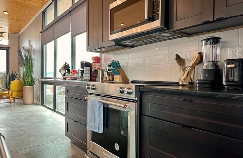 Quincy Condo | Cactus & Cabernet~Tesla Charger~Hot Tub~Waffle Bar