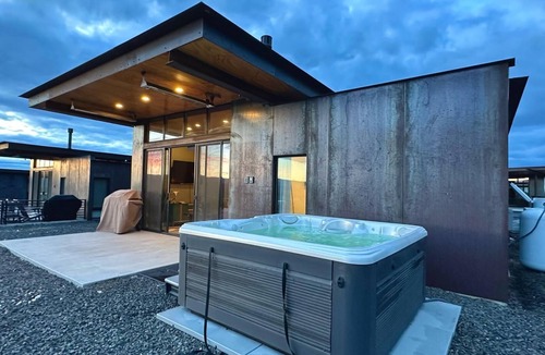 Quincy Condo | Cactus & Cabernet~Tesla Charger~Hot Tub~Waffle Bar