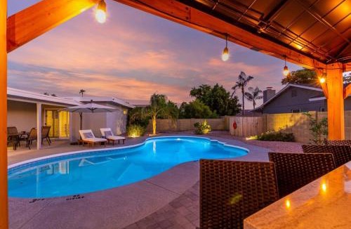 Paradise Valley Village House | Cactus Glen Free Htd Pool GameRoom Cabana Bar