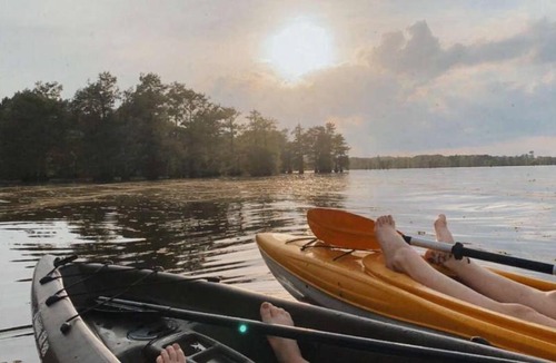 Oil City House | Caddo Lake Cabins- Wyldewood with Kayaks