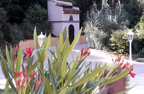 Cuges-les-Pins Bed & Breakfast | Cadre Exceptionnel Pour Cette Chambre D'hôtes Avec Piscine