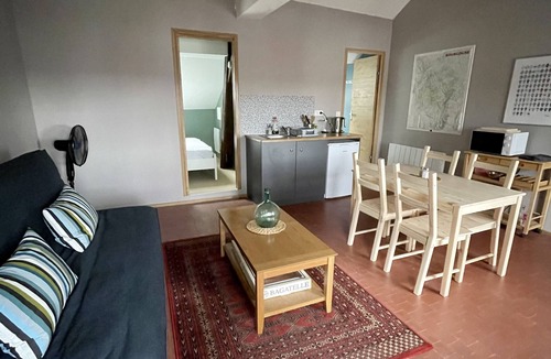 Nevers Apartment | Cafe Velo Nevers - comfortable Loire-side room