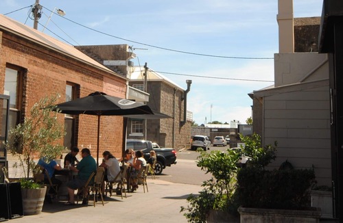 Portland Apartment | Cafes and shops at your front door