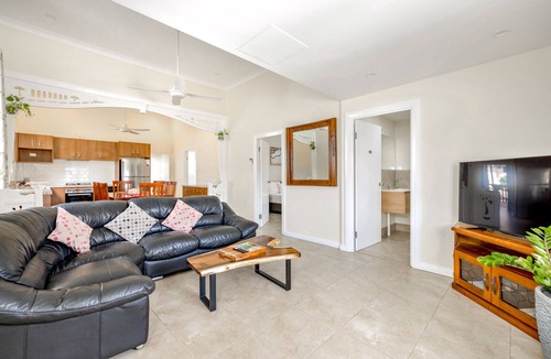 Parramatta Park House | Cairns Central Walking Distance Upstairs