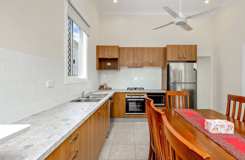Parramatta Park House | Cairns Central Walking Distance Upstairs