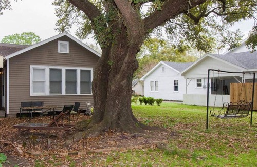 Downtown Hostel | Cajun Stays - Cajun Hostel II - The Brown Room