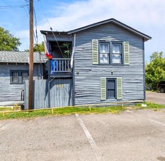 Downtown Apartment | Cajun Stays - Studio Garfield - Pet Friendly