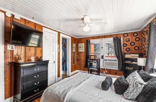Downtown Apartment | Cajun Stays - Studio Garfield - Pet Friendly