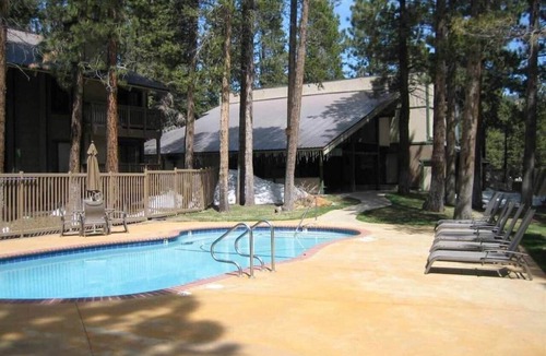 Mammoth Lakes Apartment | Cal King, 2BR/2bth Hot Tub, Pool & Walk to town