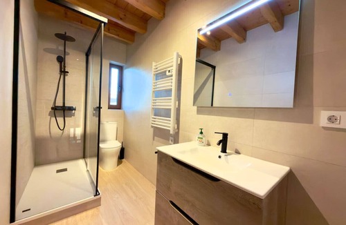 Ur House | CaL QuERoL UR refugi de montaña con chimenea y billar