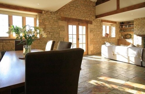 Chedworth Cottage | CALCOT PEAK BARN, family friendly, with open fire in Northleach
