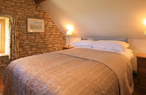 Chedworth Cottage | CALCOT PEAK BARN, family friendly, with open fire in Northleach