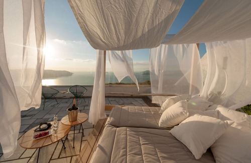 Megalochori Hotel | Caldera's Dolphin Suites