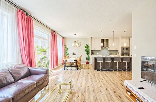 Symons Valley House | Calgary Mega-Home: 7BR, 2 Kitchens, 5 Baths! Groups, Family & Banff Getaway