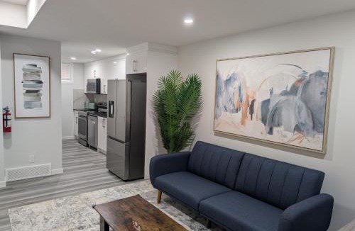 Calgary Apartment | Calgary Serene Suite - 19mins from airport, 1hr to Banff, 85" Cinema, Fibre WiFi, Full Kitchen