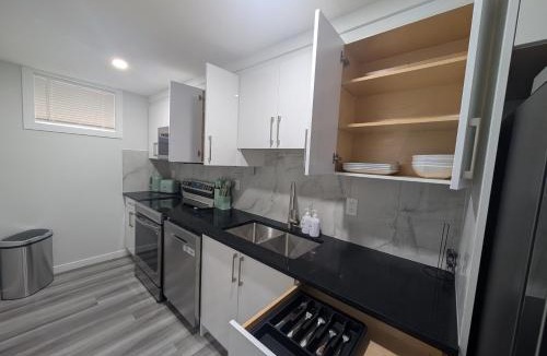 Calgary Apartment | Calgary Serene Suite - 19mins from airport, 1hr to Banff, 85" Cinema, Fibre WiFi, Full Kitchen