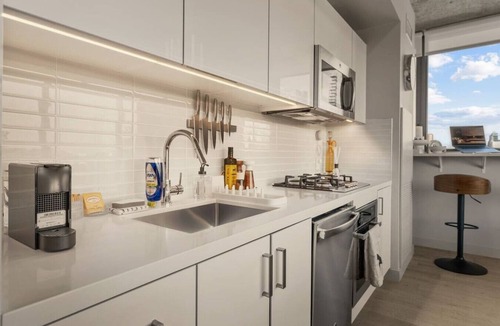 Connaught Apartment | Calgary Tower View |King Bed | 2BR |AC |Gym