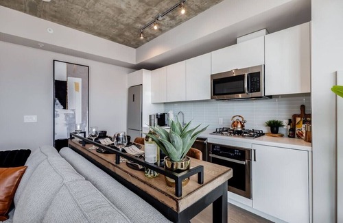 Connaught Apartment | Calgary Tower View | Mins to Saddledome | Gym