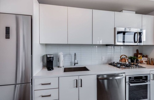 Connaught Apartment | Calgary Tower View | Mins to Saddledome | Gym